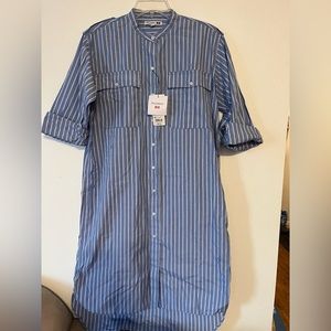 Uniqlo button down dress, long sleeves or 3/4 sleeves when folded. Size XS